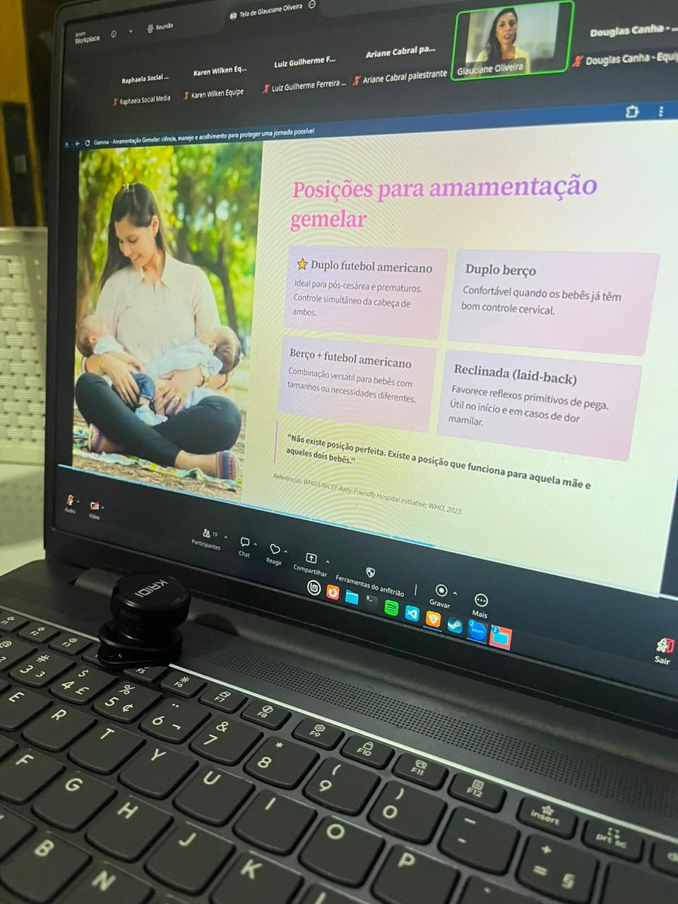 Tela da transmissão ao vivo do webinar NutriAMA 2026, com slide sobre manejo da amamentação e as participantes conectadas.